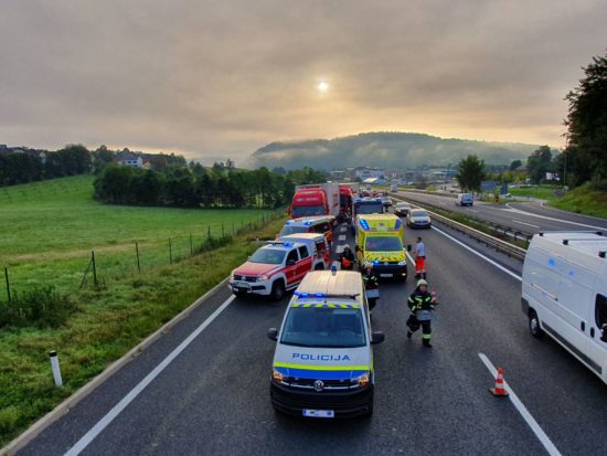 Dars zaradi požara zaprl avtocesto: Reševalce potrebovala še oseba v koloni