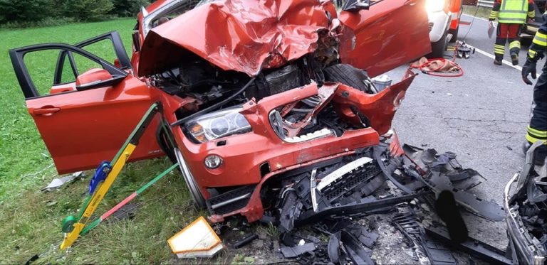 FOTO: V hudi prometni poškodovanih šest ljudi, sopotnica je sedaj umrla v bolnišnici