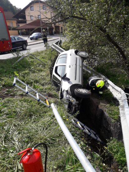 Gasilci našli voznico v šoku