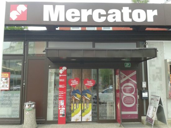 Kaj se je ob 3.16 dogajalo pred trgovino Mercator? Vanjo je trčilo vozilo