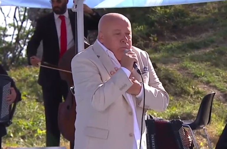 VIDEO: Pevcu narodne glasbe čebela priletela v grlo ter ga pičila! Pričel se je dušiti …