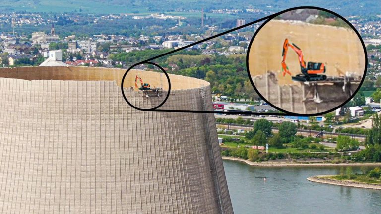 VIDEO: Šok na 180 metrih višine, bager podiral dimnik