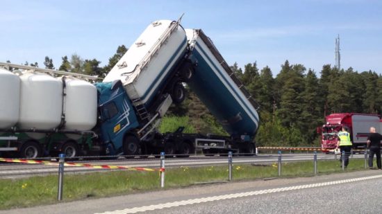 FOTO: To so prizori hude nesreča, ki zaprla primorko, trčili kar štirje tovornjaki