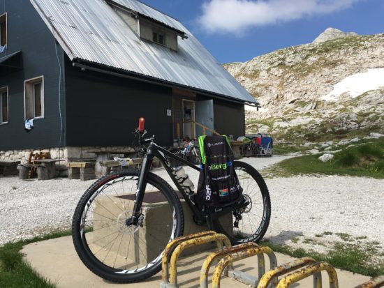 Zadnja pot z Mangartskega sedla: Kolesarka se je smrtno ponesrečila