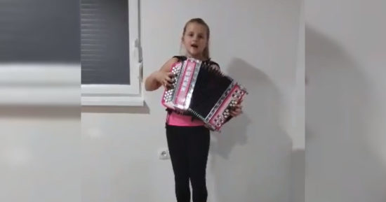 VIDEO: Prisluhnite ji! Deklica s harmoniki in pesmijo navdušila Slovenijo