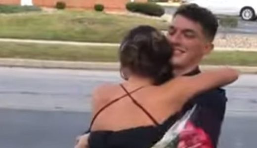 FOTO: Posnetek vas bo pustil brez besed, tako je fant presenetil dekle za maturantski ples