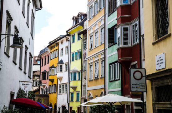 Nepričakovan dogodek v središču mesta! Evakuirali skoraj 4000 prebivalcev, 61.000 jih več ur ni smelo zapuščati domov