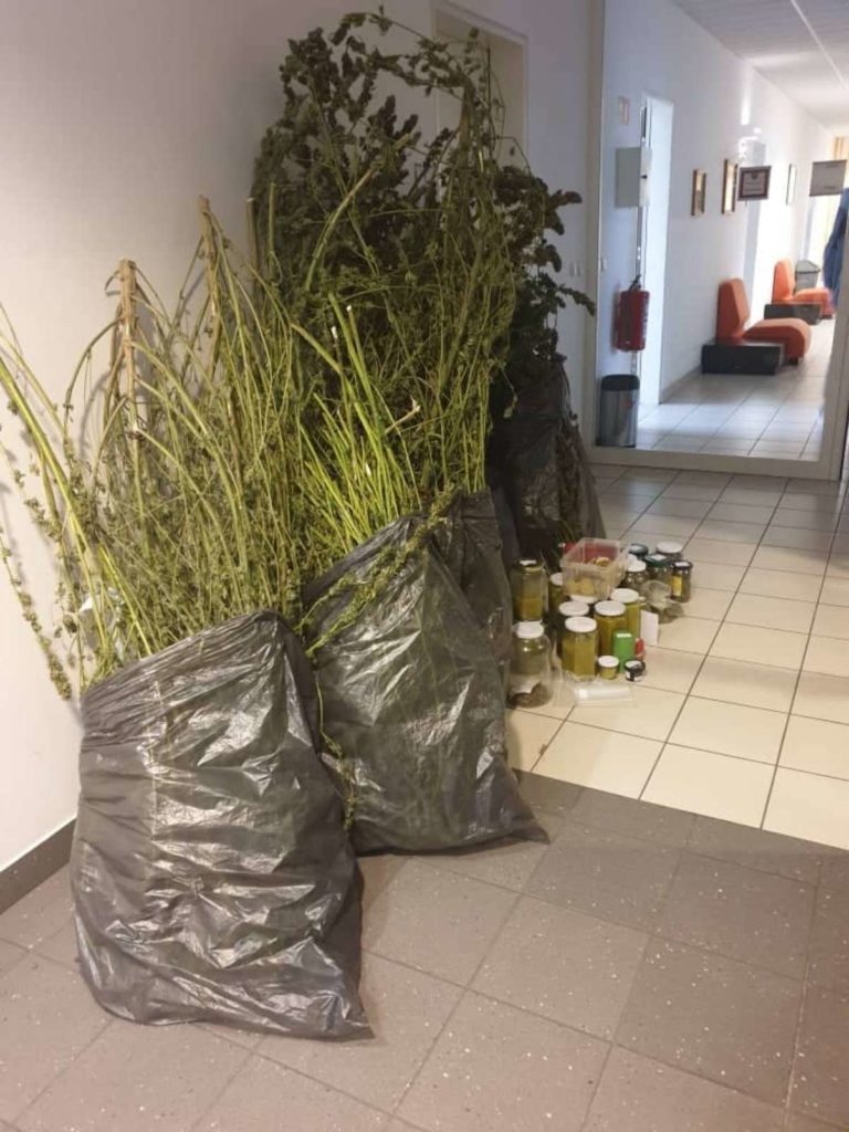 FOTO: Groza, to so kriminalisti našli pri 29-letniku doma