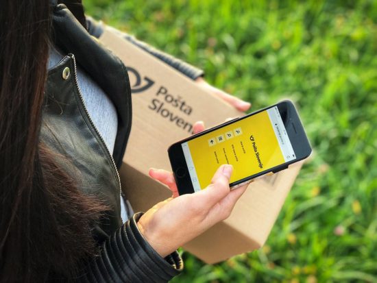 Bravo požrtvovalni pismonoša! Med raznašanjem se je spopadel z ognjem