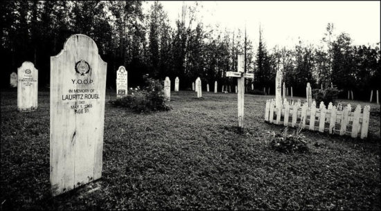 Hud padec na pokopališču