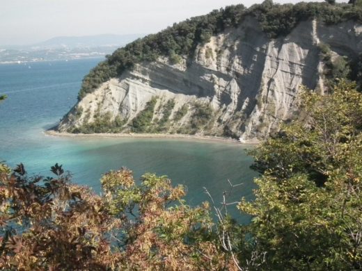 Strašna nedelja na slovenski obali: Padla s klifa