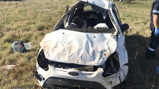 Voznik zletel 10 metrov pod cesto, sledila je drama