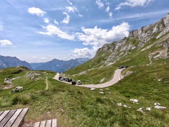 Smrt kolesarke na najvišje ležeči cesti v Sloveniji: Stara je bila 33 let