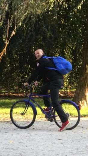 FOTO: Nastopila je v šovu Zvezde pojejo, zdaj opozarja na moškega z irokezo: “Posebej nevaren je do žensk”