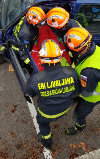 22-letnik za volanom BMW preveč stisnil na plin in v nesrečo – štirje potniki v BMW huje poškodovani
