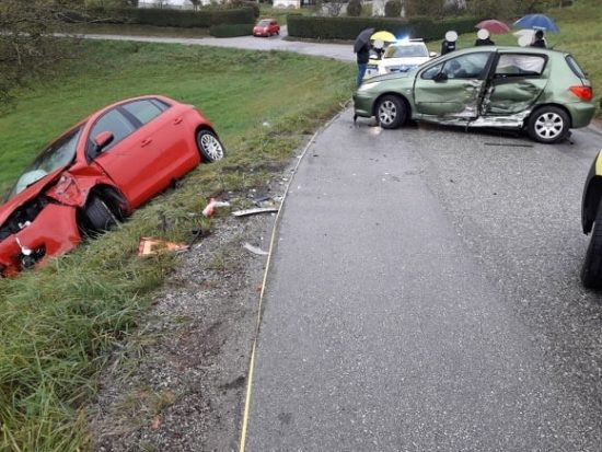 V nesreči udeleženi dve vozili in peška