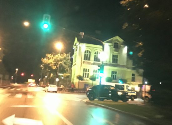 FOTO: Pred policijsko postajo treščil BMW X6