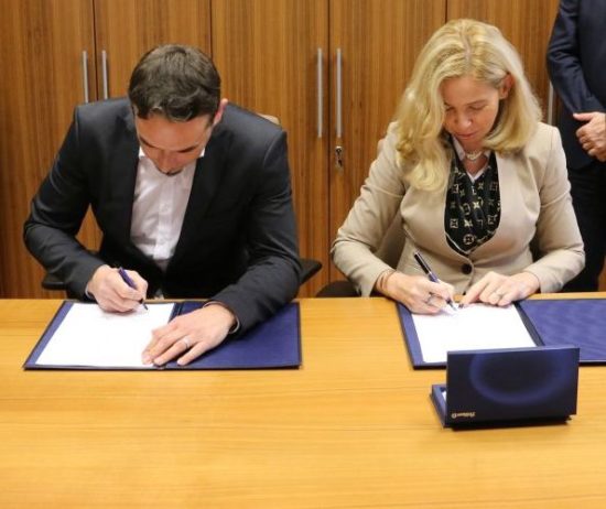 Pisal nam je policist, ki naj bi bil v zvezi z generalno direktorico policije – njegovo sporočilo se tiče denarja