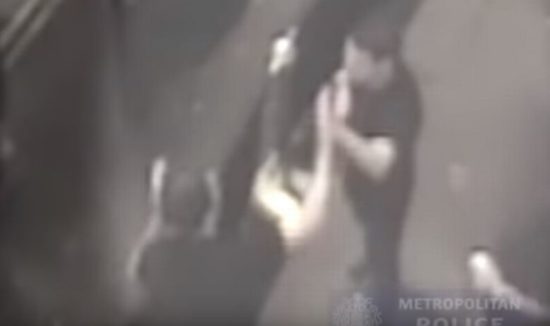 VIDEO: Kamera posnela šokantne detajle! Mlada bogataša posilila dekle, pred klubom sta si čestitala