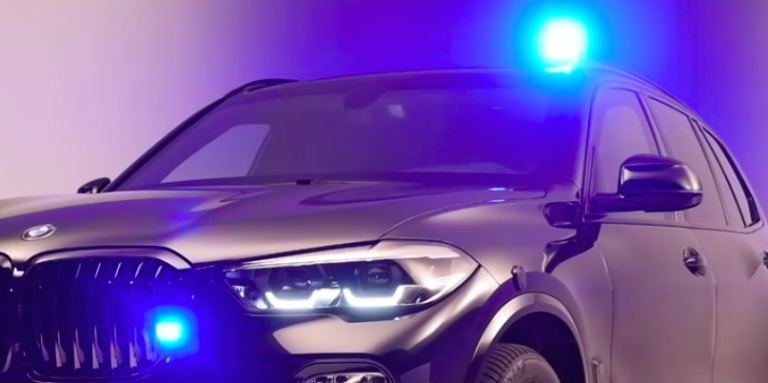 Pazite se BMW z modrimi led lučmi in LJ tablico, voznika išče policija: fotografiral je