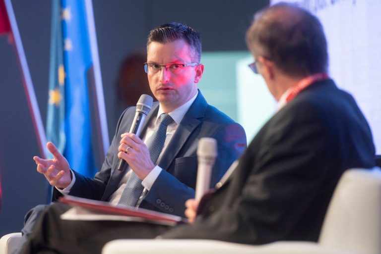 Razkrivamo! Kdo so ljudje, ki so zadnje leto obiskovali predsednika vlade