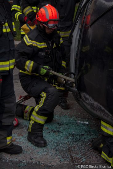 Avtomobil se je večrat prekotalil, oseba ostala ukleščena