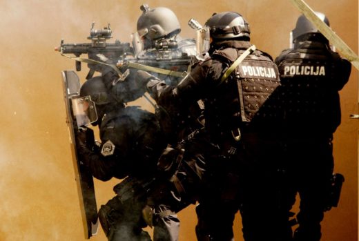 Okrepljene policijske enote v lov na 27-letnika, ki je šel skozi mesto s pištolo in moškega s pestjo udaril v obraz