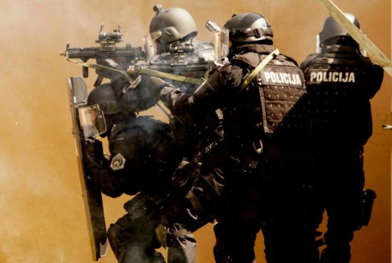 Okrepljene policijske enote v lov na 27-letnika, ki je šel skozi mesto s pištolo in moškega s pestjo udaril v obraz