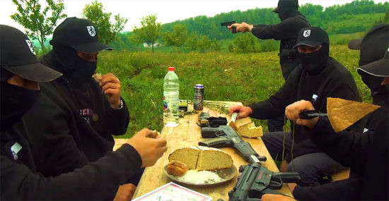 Incident na meji: gre za skupino oboroženih oseb, oblečenih v maskirna oblačila