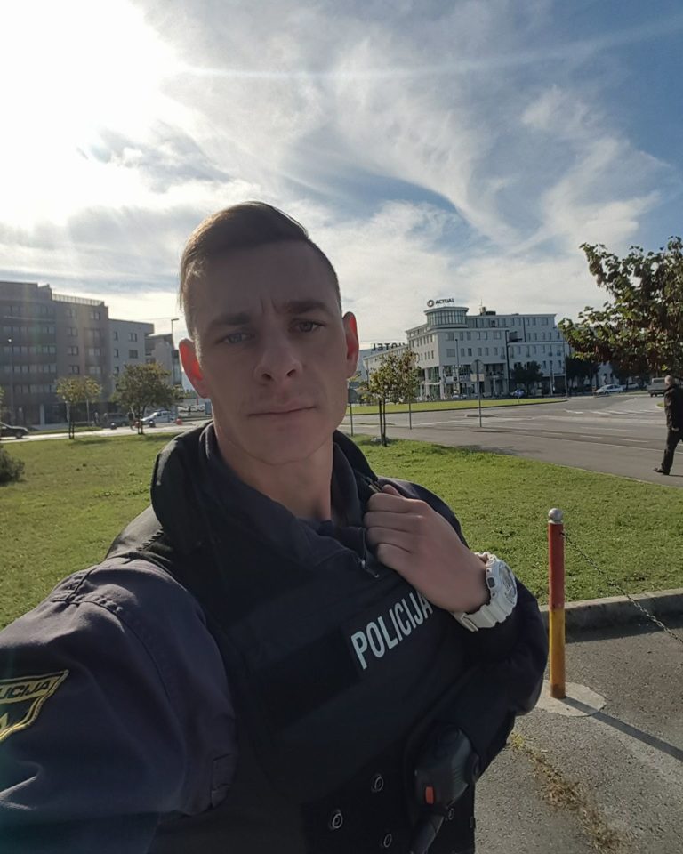 Oglasil se je Iztok, ki je kazal na nepravilnosti v policiji: “Kot policist v petek objaviš na Facebook nekaj, kar ni po volji vodstvu, v ponedeljek te na mizi že čaka odpoved.”