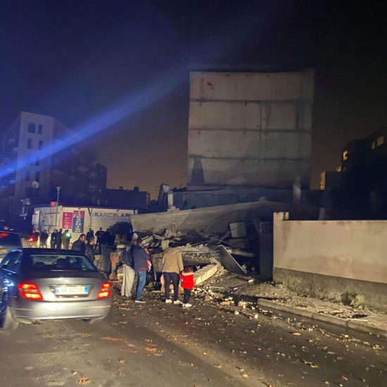 Streslo z magnitudo 6,4, čutila ga je Slovenija: moški v paniki skočil iz poslopja