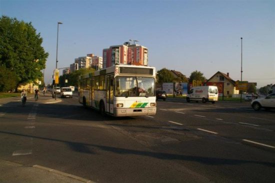 Strašno, na osebo v ljubljanskem križišču padel avtobus