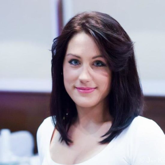 Življenje vinske kraljice Sandre visi na nitki! S fantom sta se umaknila na samo in zgrmela v jašek