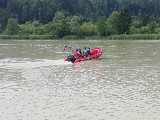 Mlajša oseba ujeta na otočku sredi reke