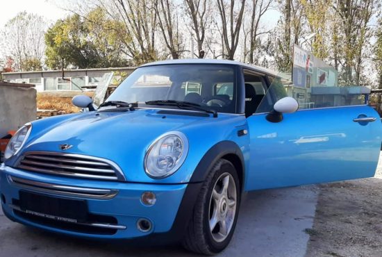 Policija išče voznico minija, pozorno so opisali njeno pričesko