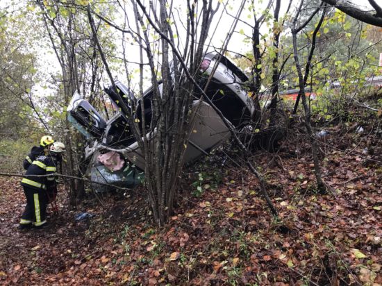 Pohodnik med drevesi naletel na šokanten prizor: Avto, v njem pa človek
