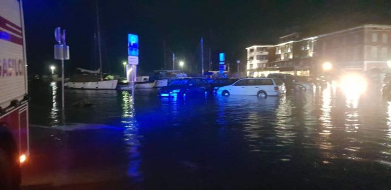 VIDEO: Pod vodo Izola, Koper, Piran: gre za 2. najvišjo plimo v zadnjih 50 letih!