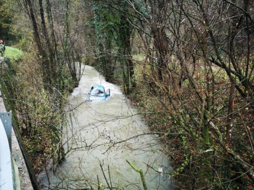 FOTO: Iz deroče vode reševali avto, iz njega pa dve osebi