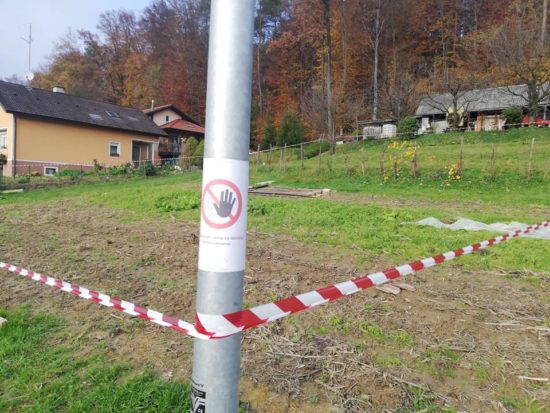 FOTO: Dramatično jutro na vrtu, udrlo se je 4 metre globoko