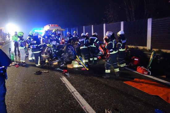 FOTO: Življenje 23-letnika visi na nitki, avto je odbilo tako, da se je več deset metrov prevračal po cestišču