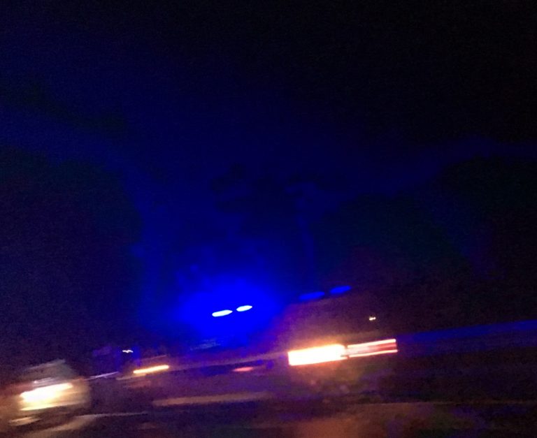 Dramatičen večerni lov: Voznik zapeljal proti policistu, ta je odskočil, pri tem pa s svetilko zadel…