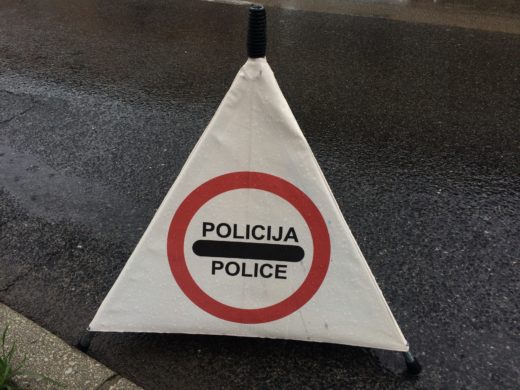 Povozil pešca in odpeljal, po krajšem času spet na kraju