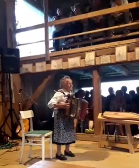 VIDEO: Milica pri 90-tih raztegnila harmoniko, Slovenija obnemela