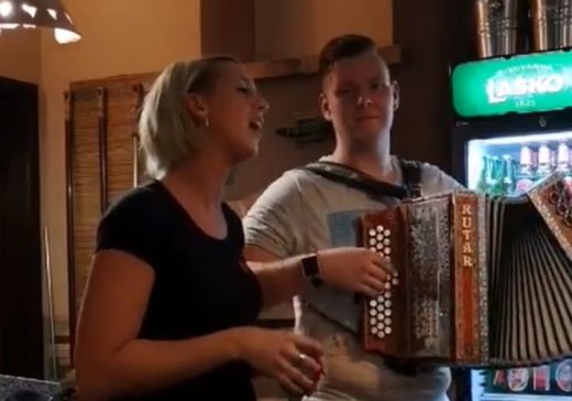 VIDEO: Ste že kdaj videli takšen talent v gostilni? V Sloveniji je vse mogoče …