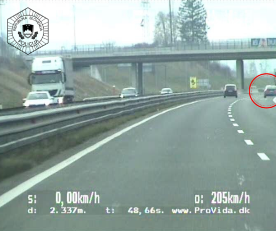 FOTO: Groza, kaj je objestna voznica počela na avtocesti