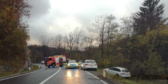 FOTO: Cesta zaprta, ob cestišču dva bela audijeva karavana