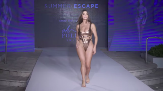 VIDEO: Sprehod influencerke po modni pisti je postal hit: Kdo je to dovolil