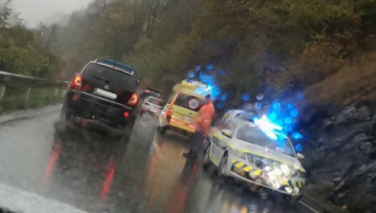 Oranžni alarm še gori, deževje zaliva objekte in povzroča nevšečnosti v prometu