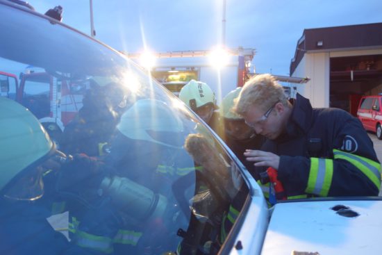 Trije otroci so bili zaklenjeni v avtu