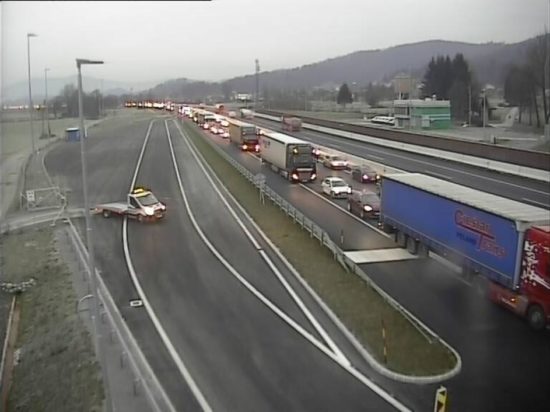 Greste na avtocesto? Zastoj je dolg že 14,5 kilometrov